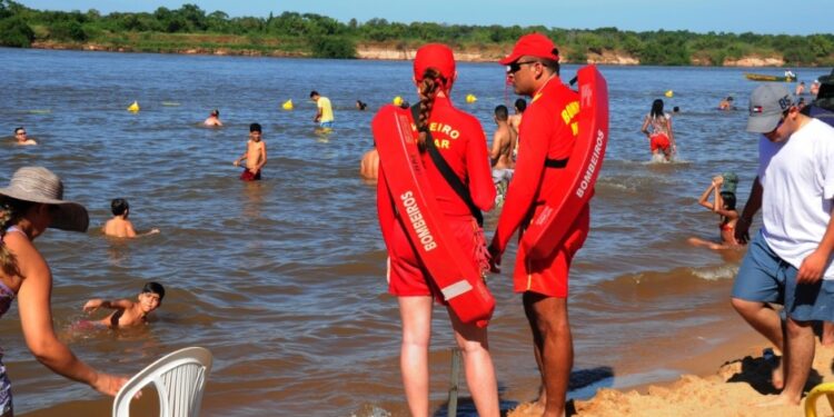 Trilhas da Amazônia distribui picolés para bombeiros em Aruanã