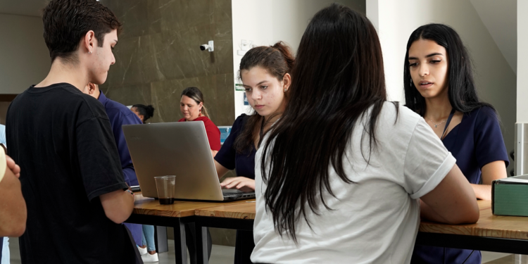 Feirão de empregos reúne 142 empresas com vagas abertas