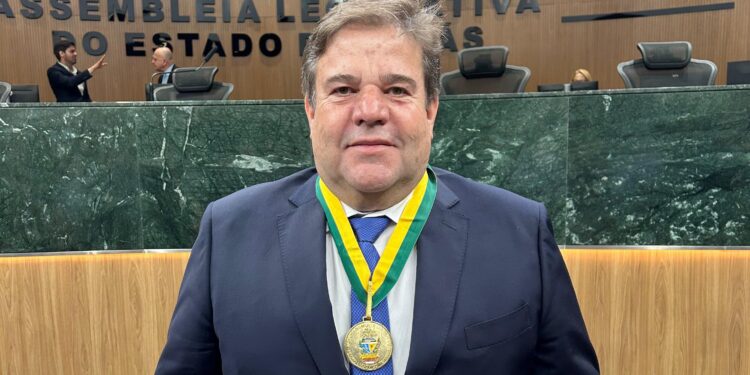 Presidente da Adial recebe maior honraria da Alego