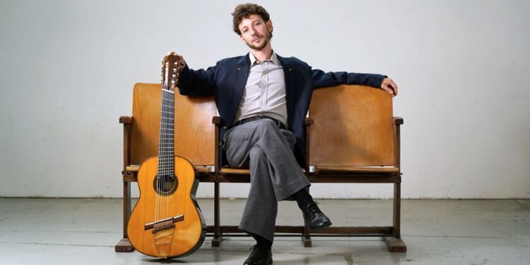 Violonista italiano Giacomo Copiello faz apresentação gratuita em Goiânia