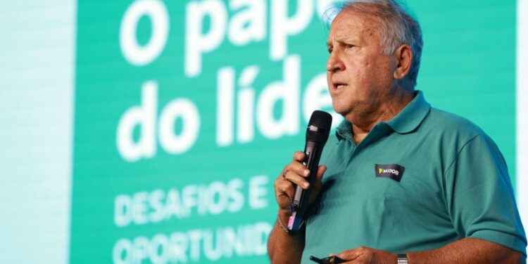 Zico faz palestra sobre liderança e cooperativismo em Goiânia