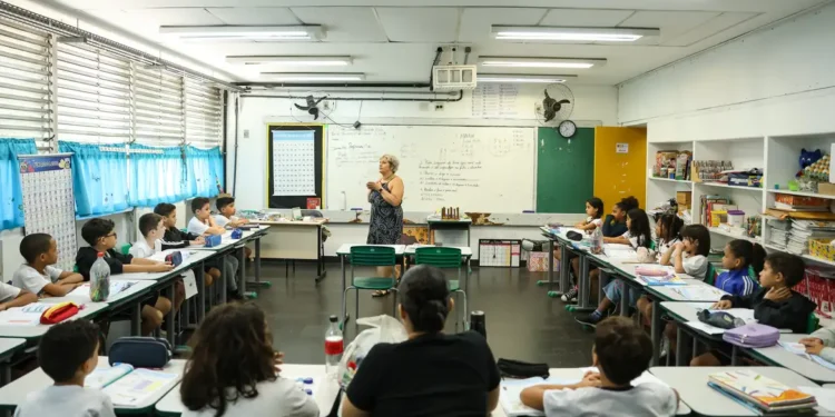 Professores ganham descontos e cartão sem taxa