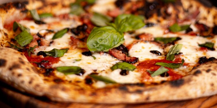 Nostra Pizzeria combina tradição napolitana e bar autoral