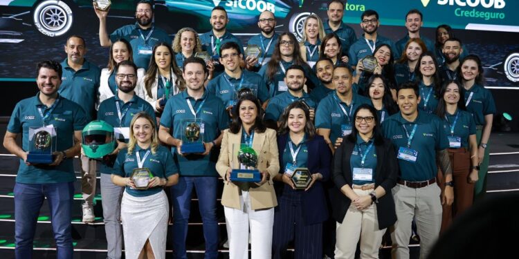 Sicoob UniCentro Br recebe onze premiações em evento