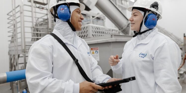 JBS tem 180 vagas de emprego abertas em Goiás