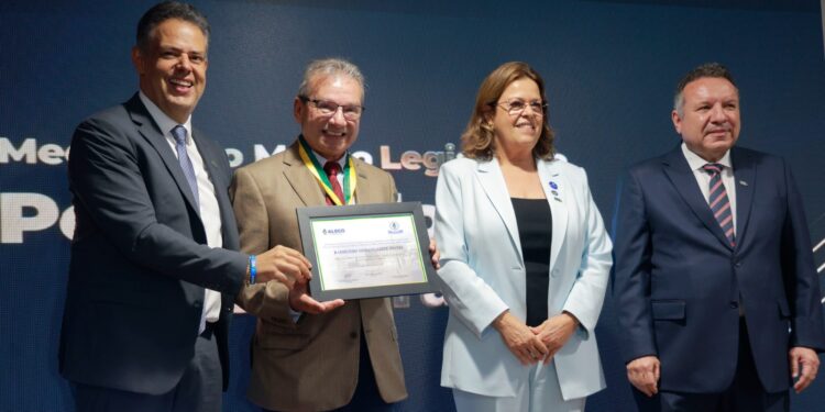 Líderes cooperativistas são homenageados pela Alego