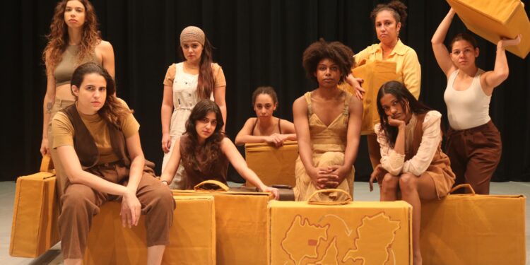 Grupo Gambiarra apresenta peça sobre migrantes