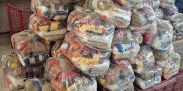 Central Sicoob Uni entrega 54 cestas básicas à Osceia por meio do Instituto Sicoob