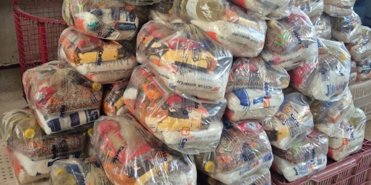 Central Sicoob Uni entrega 54 cestas básicas por meio do Instituto Sicoob