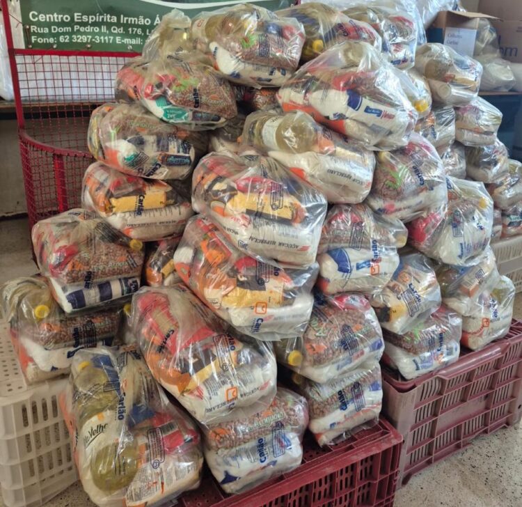 Central Sicoob Uni entrega 54 cestas básicas por meio do Instituto Sicoob