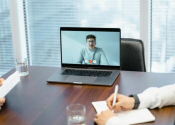 SENAI lança simulador de entrevistas de emprego gratuito