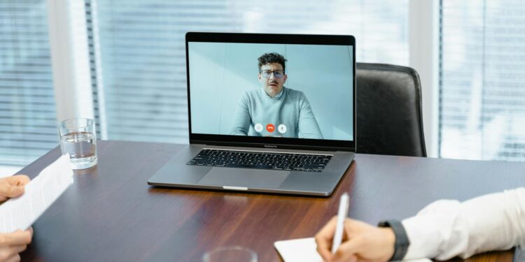 SENAI lança simulador de entrevistas de emprego gratuito