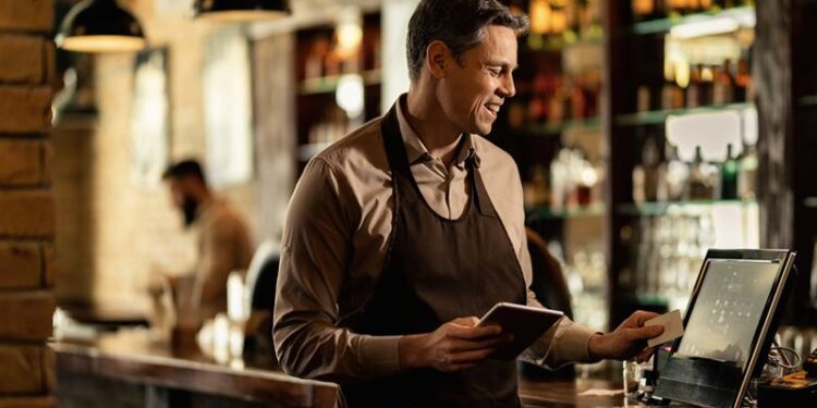 Vendas em bares e restaurantes recuam 0,5% em março