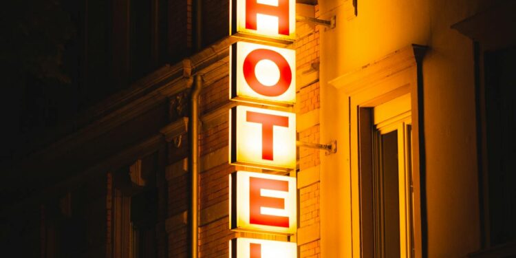 92% das hospedagens de Goiás ainda precisam aderir ao novo registro digital de hóspedes