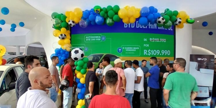 Lojas da BYD têm filas no primeiro dia do Move Brasil