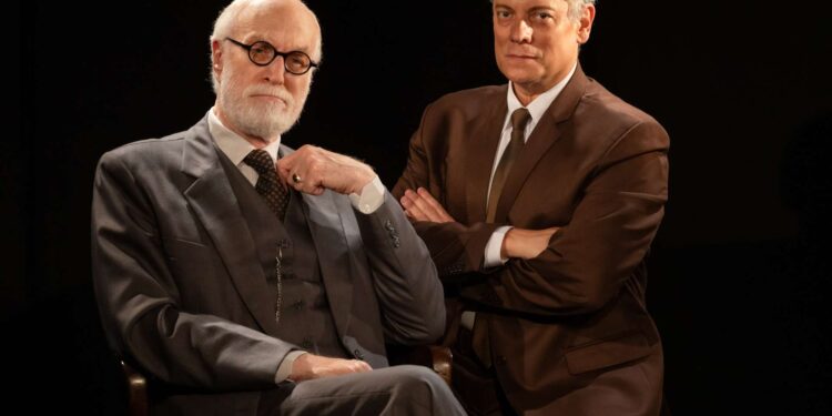 Peça “A Última Sessão de Freud” ganha nova temporada em Goiânia