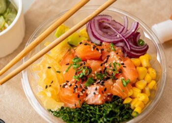 Cumbuco Saladeria e Aloha Ni Hao apostam em saladas e pokes como aliados contra a seca do Cerrado