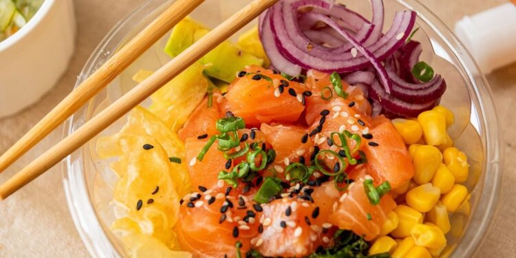 Cumbuco Saladeria e Aloha Ni Hao apostam em saladas e pokes como aliados contra a seca do Cerrado