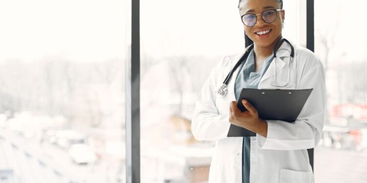 Planejamento tributário pode reduzir impostos de clínicas médicas em até 30%, aponta especialista
