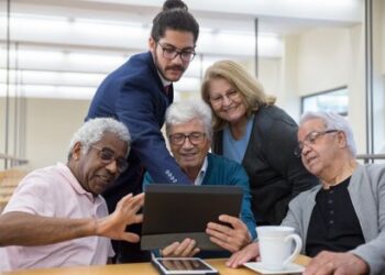 Goiânia recebe cursos gratuitos de tecnologia para jovens, adultos e idosos