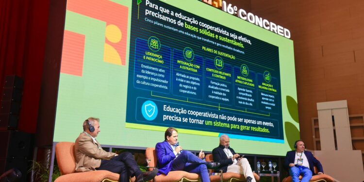 Cultura cooperativista é o que diferencia as cooperativas dos bancos, defendem presidentes de centrais no 16º Concred