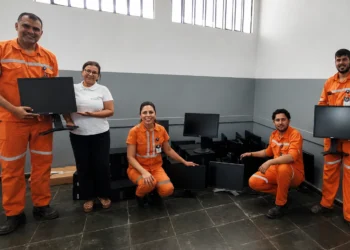 Aura doa computadores para fortalecer a gestão escolar em Crixás