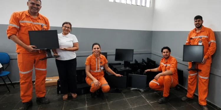 Aura doa computadores para fortalecer a gestão escolar em Crixás