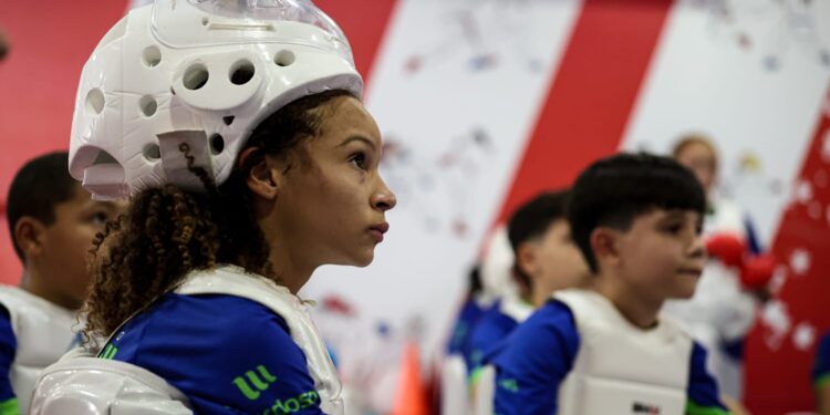 Aos 11 anos, goiana Clara Sophia Mendonça se destaca no karatê internacional