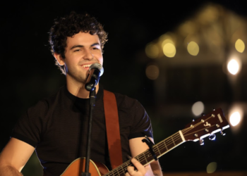 Cantor goiano VIICC fará um show especial na Universidade americana em que se formou, nesta quarta (16)