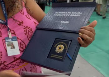 Professores podem solicitar a Carteira Nacional Docente para garantir benefícios