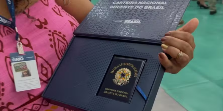 Professores podem solicitar a Carteira Nacional Docente para garantir benefícios