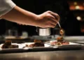 Entre técnica, criatividade e memória afetiva, chefs de Brasília celebram a arte de cozinhar