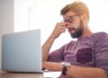Fadiga ocular digital é um problema de ergonomia que pode afetar resultados no trabalho