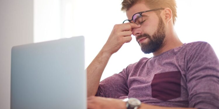 Fadiga ocular digital é um problema de ergonomia que pode afetar resultados no trabalho
